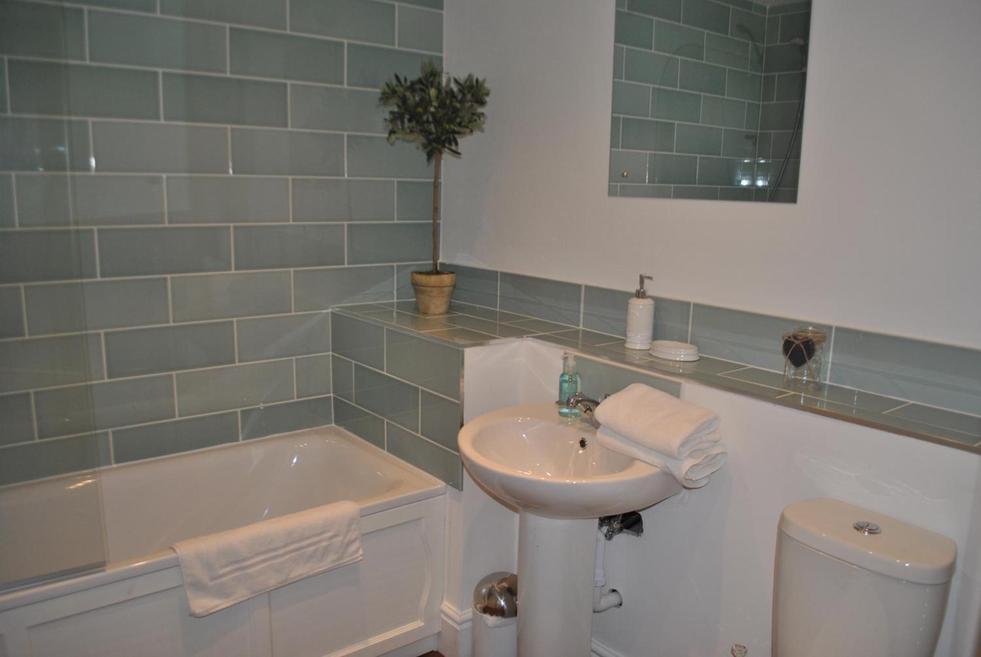 Lord Raglan House 2br With Parking Apartment