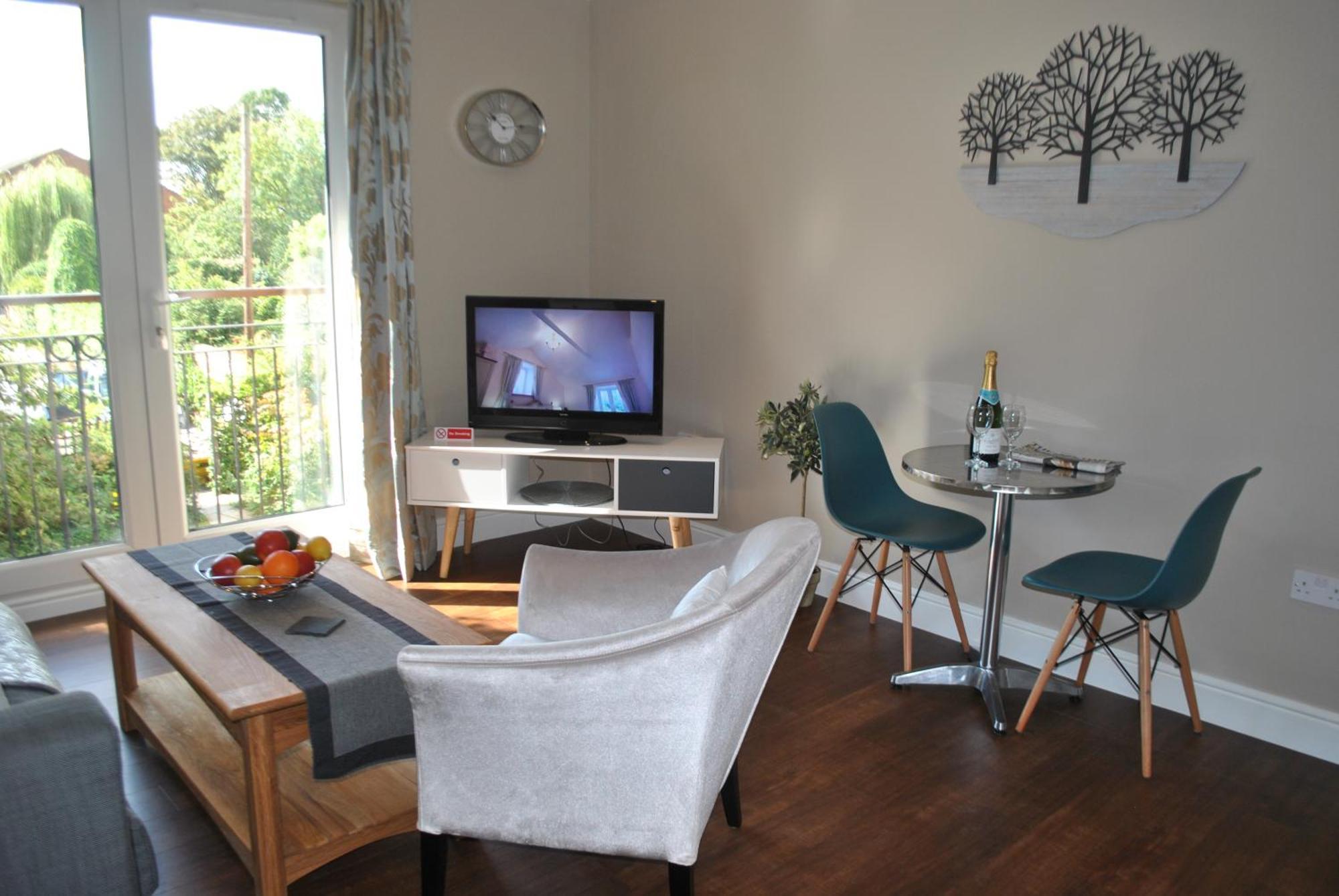 Lord Raglan House 2br With Parking *