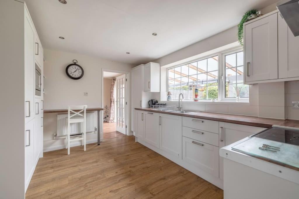 3-bed Family With Parking & Large Garden Holiday home