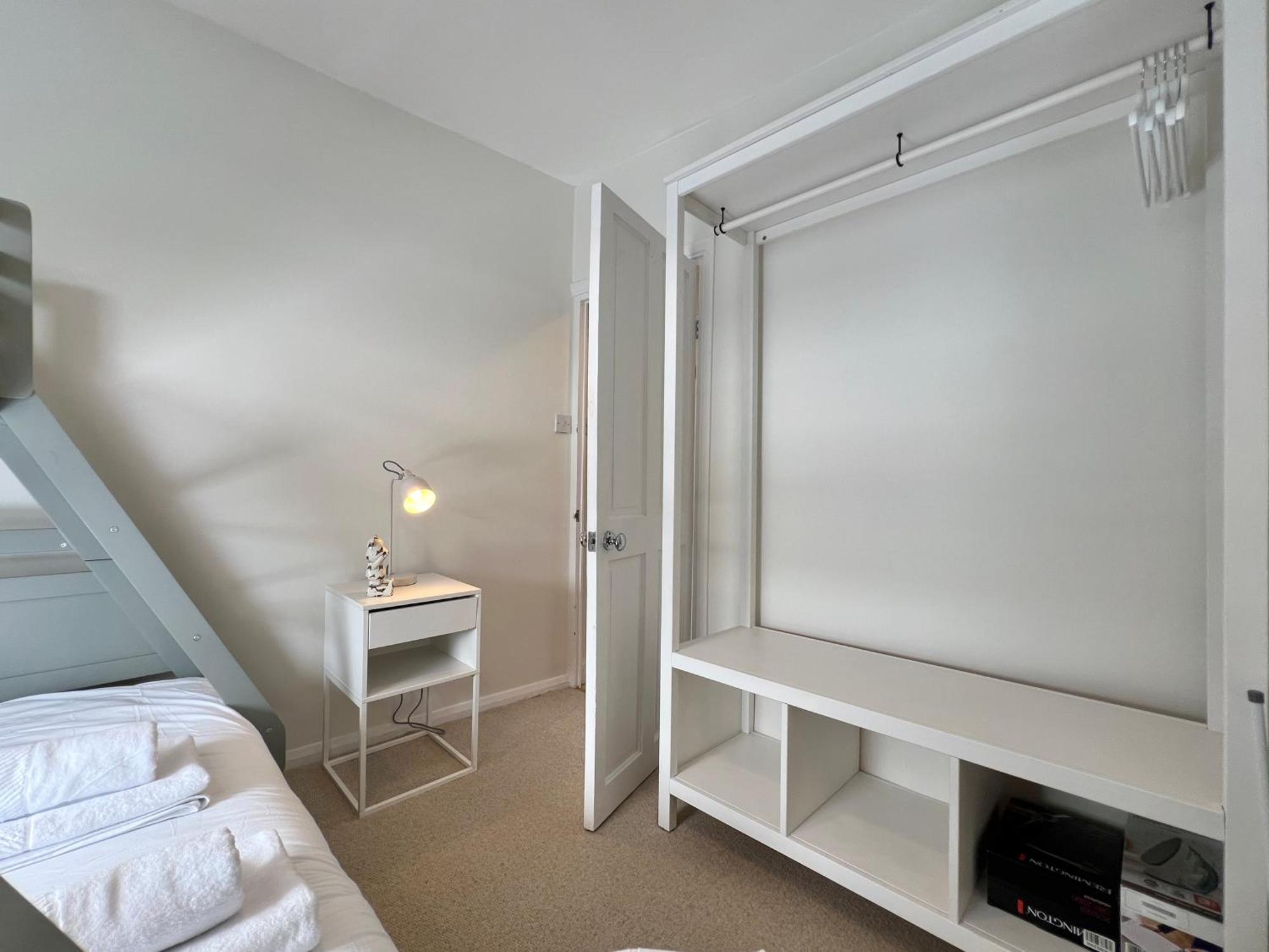 Holiday home Charming 2 Bed Free Residents Parking And Private Garden Legoland Ascot Castle Thorpe Park Heathrow Airport *