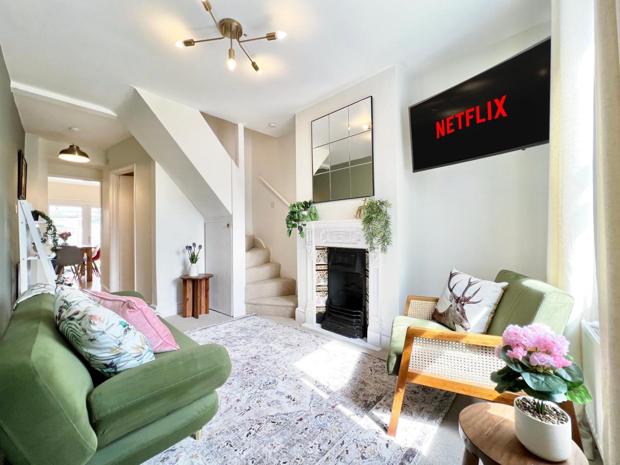 Charming 2 Bed Free Residents Parking And Private Garden Legoland Ascot Castle Thorpe Park Heathrow Airport * Windsor