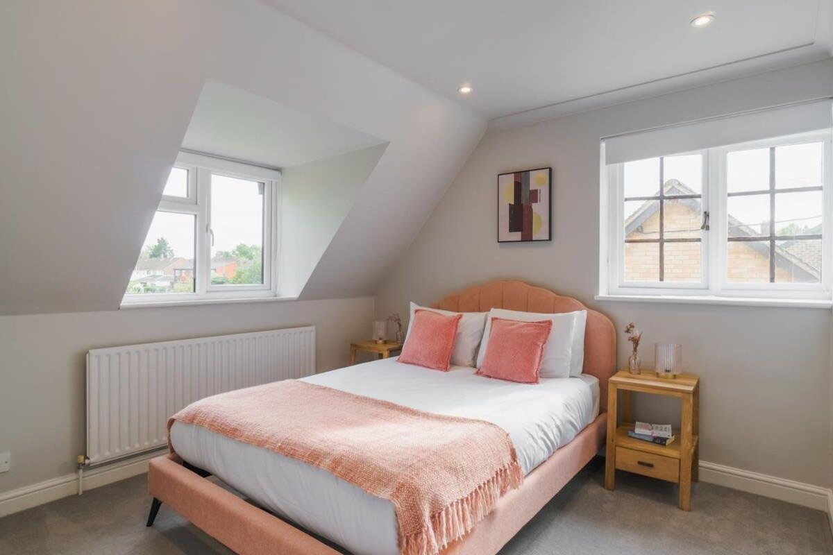 Spacious 4bed Home: Elegant Garden & Parking * Windsor