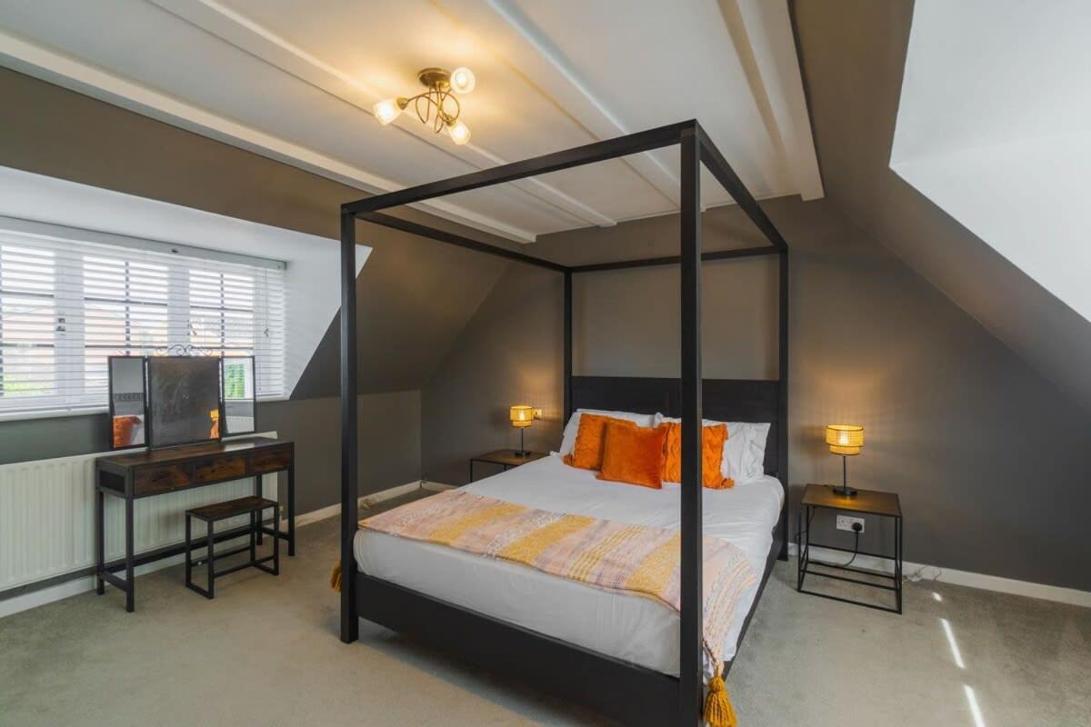 Casa de férias Spacious 4bed Home: Elegant Garden & Parking