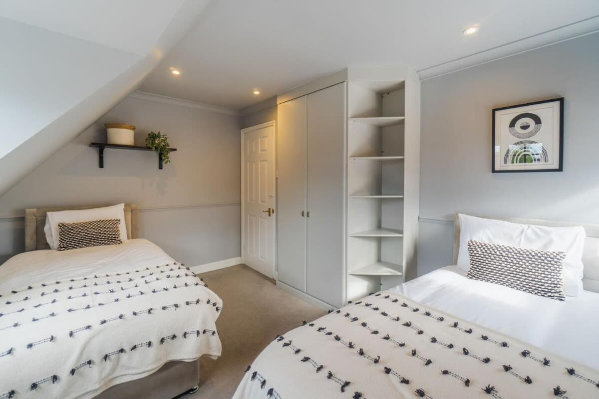 Spacious 4bed Home: Elegant Garden & Parking Windsor