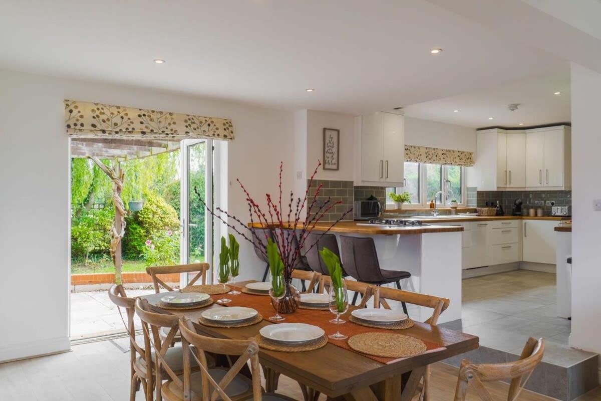 Casa de férias Spacious 4bed Home: Elegant Garden & Parking *
