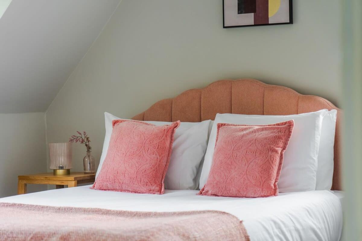 Spacious 4bed Home: Elegant Garden & Parking *
