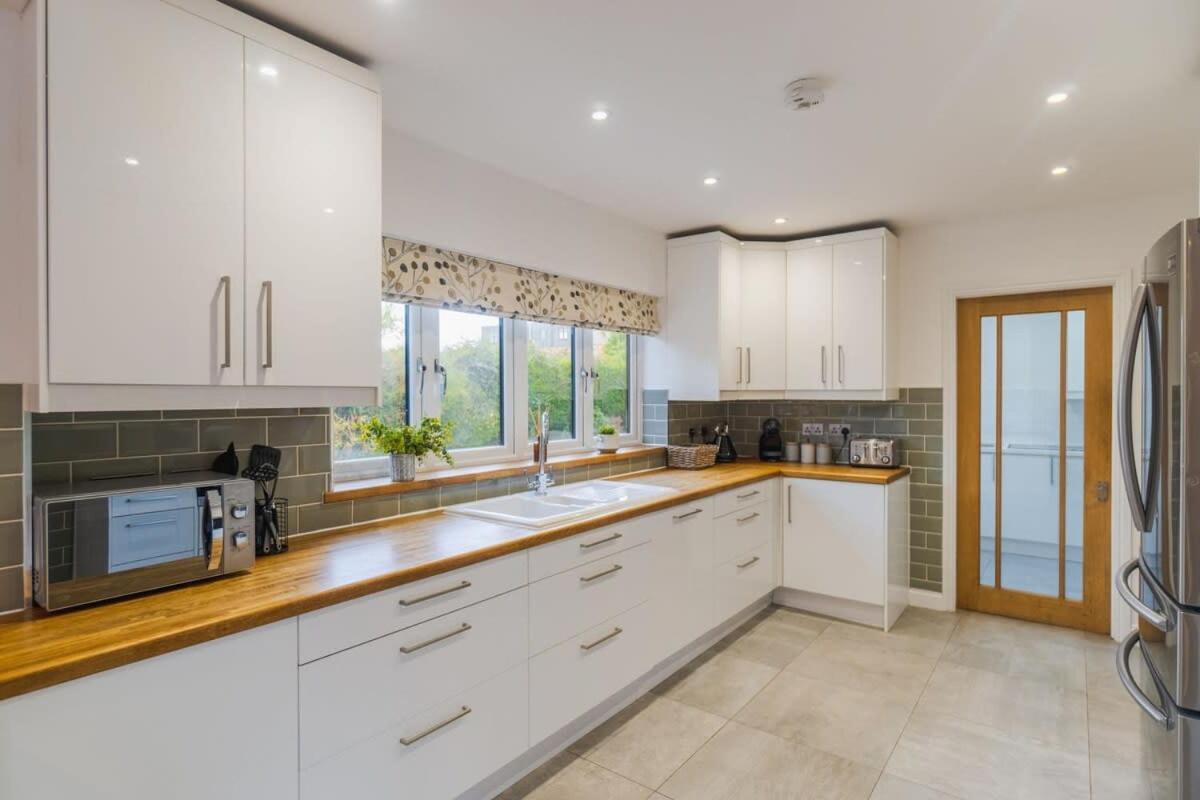 Spacious 4bed Home: Elegant Garden & Parking