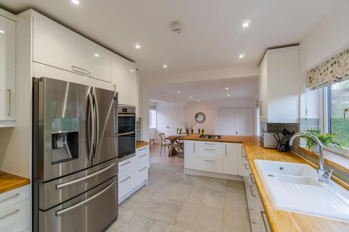 Casa de férias Spacious 4bed Home: Elegant Garden & Parking *