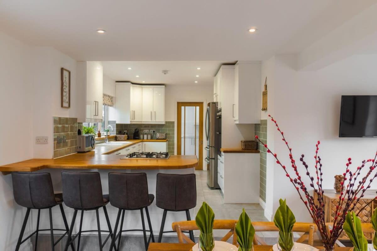Spacious 4bed Home: Elegant Garden & Parking