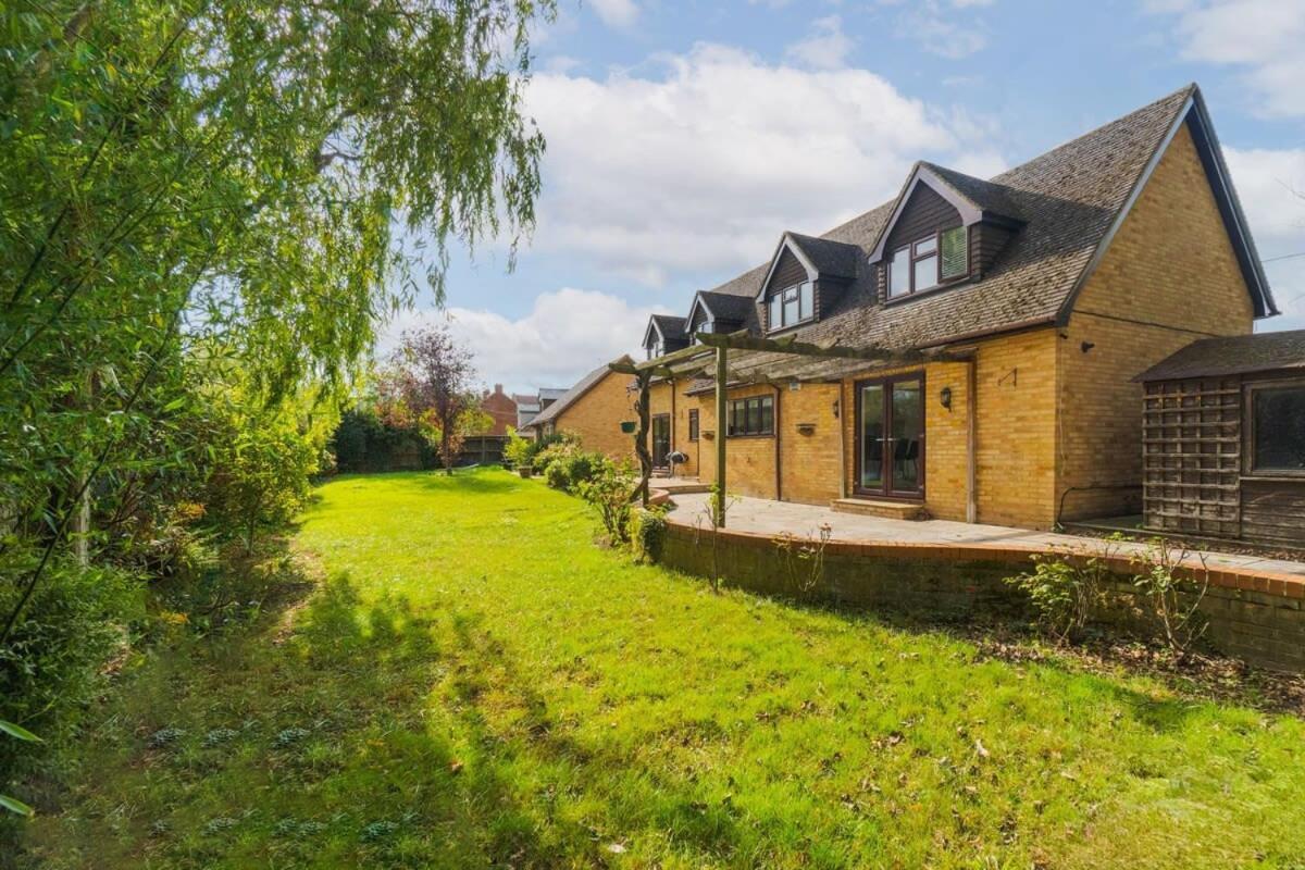 Spacious 4bed Home: Elegant Garden & Parking
