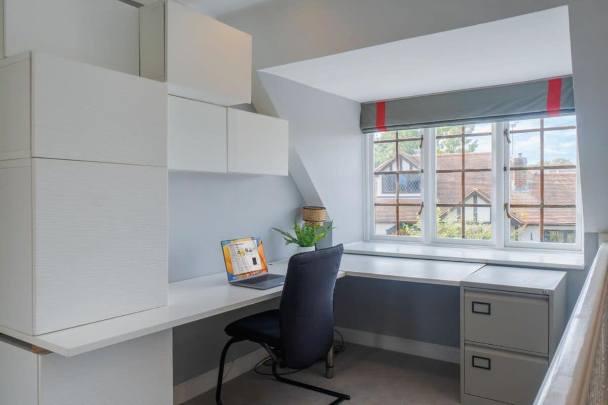 Spacious 4bed Home: Elegant Garden & Parking *