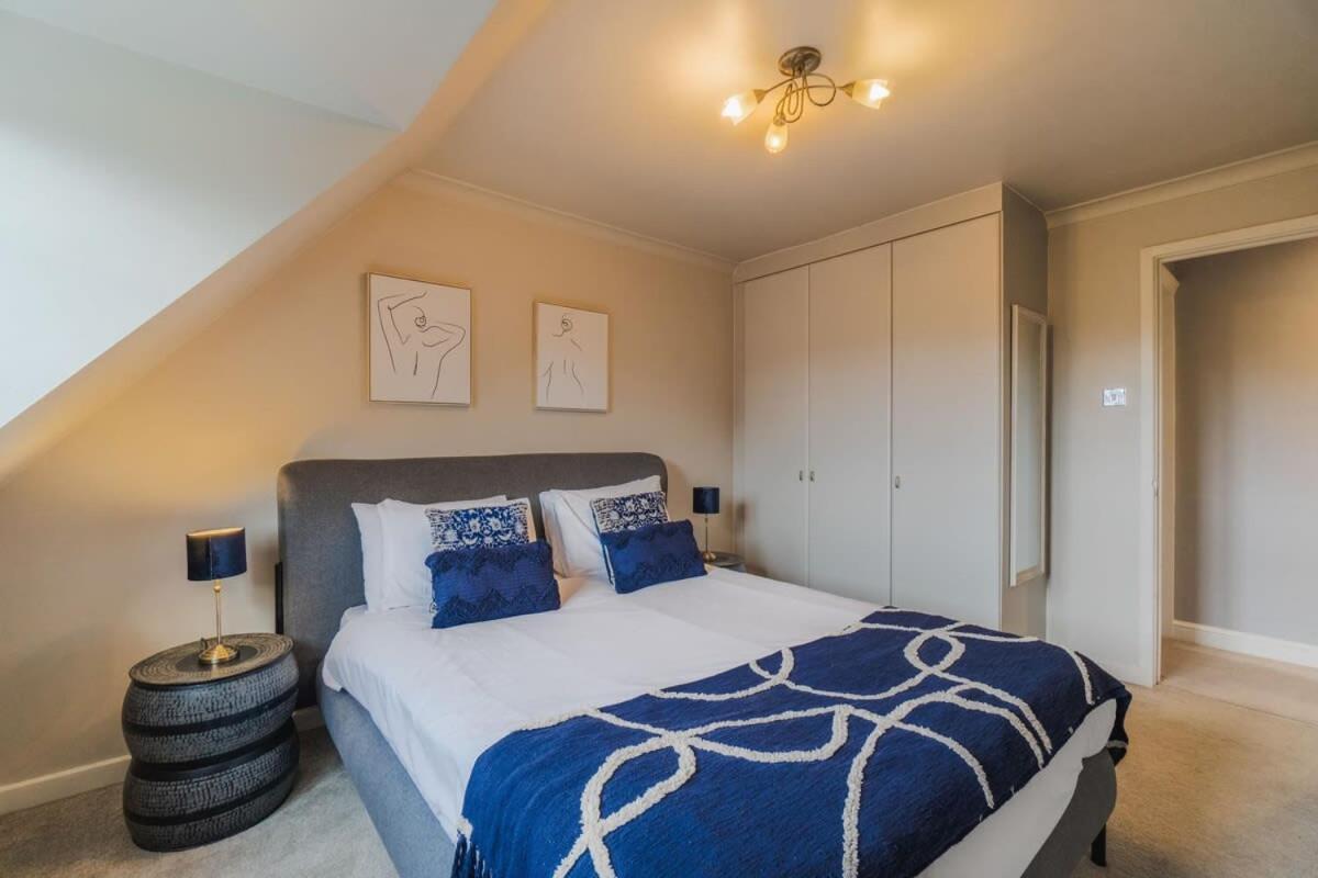 Spacious 4bed Home: Elegant Garden & Parking * Windsor