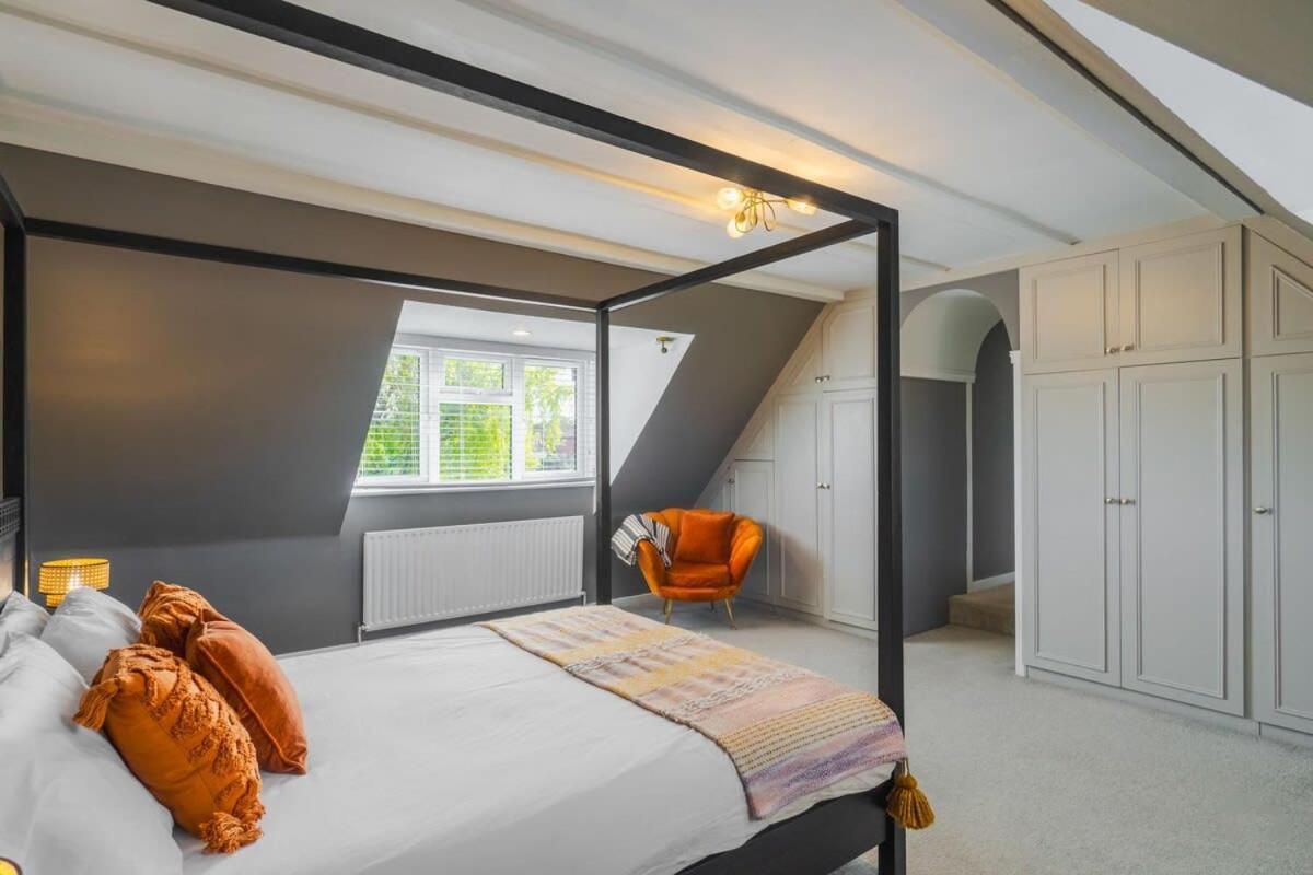 Spacious 4bed Home: Elegant Garden & Parking *