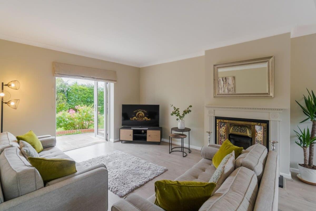 Spacious 4bed Home: Elegant Garden & Parking * Windsor