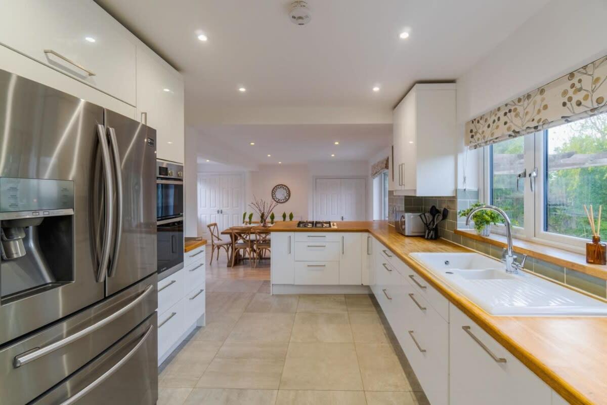Spacious 4bed Home: Elegant Garden & Parking Casa de férias *