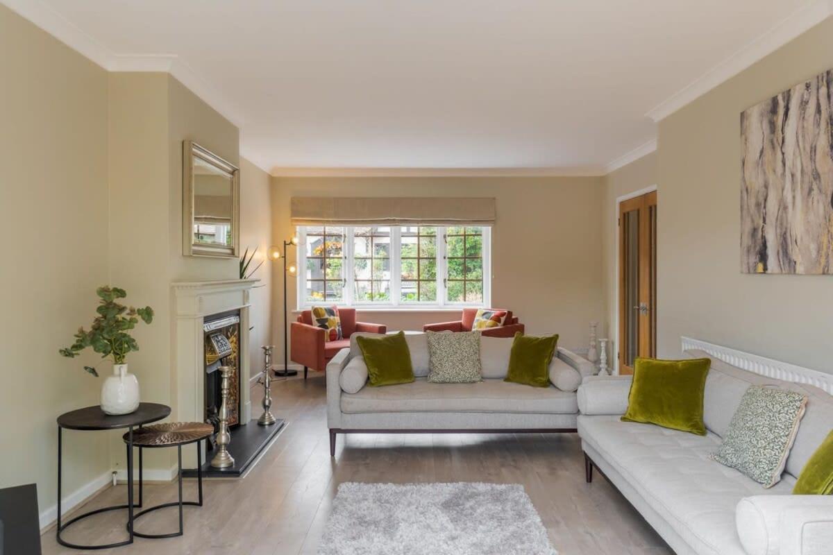 Casa de férias Spacious 4bed Home: Elegant Garden & Parking