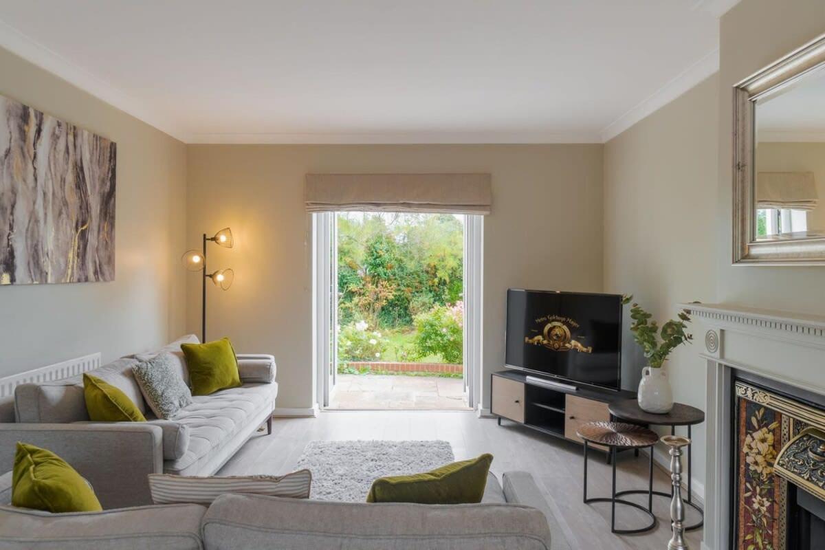 Spacious 4bed Home: Elegant Garden & Parking Casa de férias