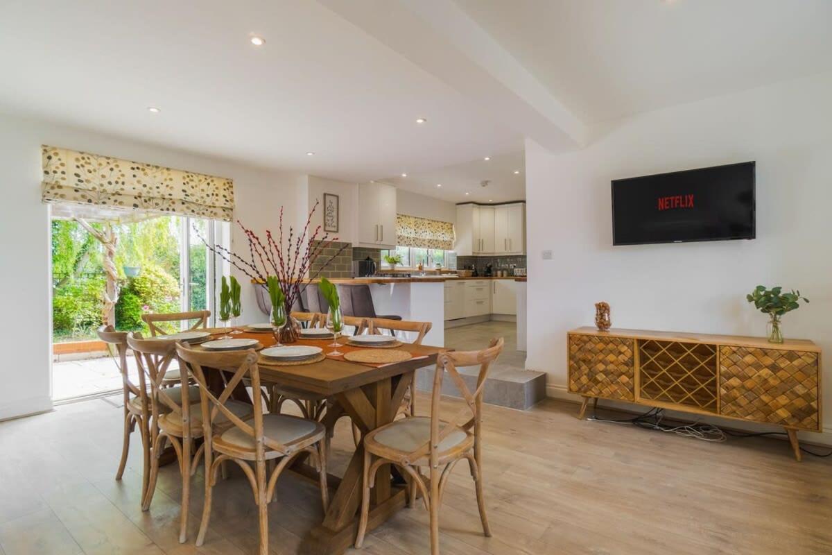 Spacious 4bed Home: Elegant Garden & Parking *