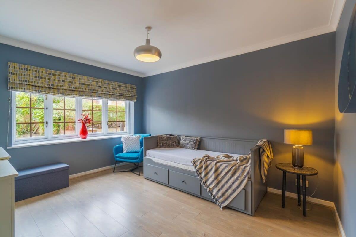 Casa de férias Spacious 4bed Home: Elegant Garden & Parking