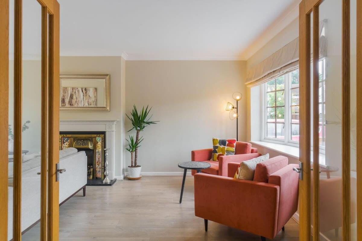 Casa de férias Spacious 4bed Home: Elegant Garden & Parking *