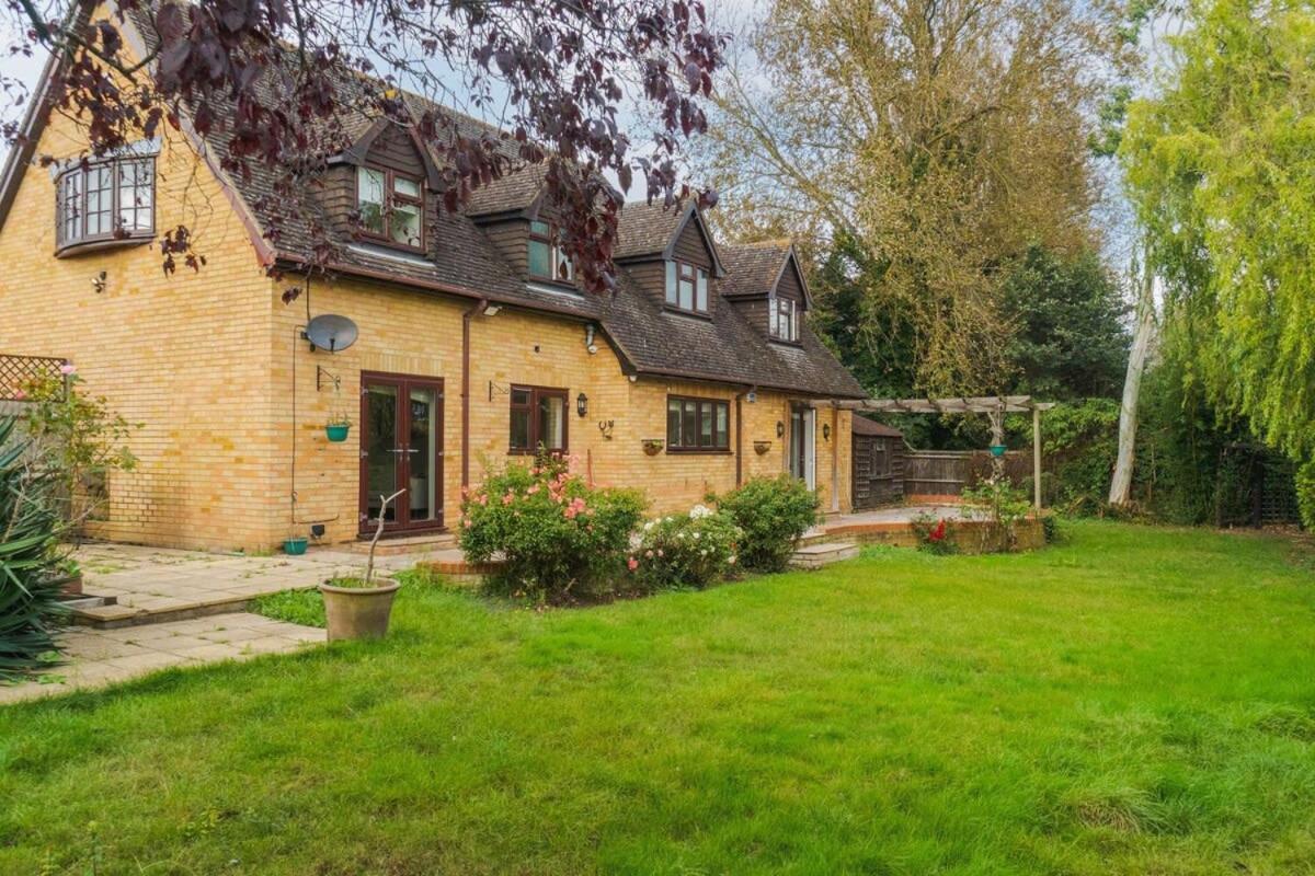 Spacious 4bed Home: Elegant Garden & Parking *