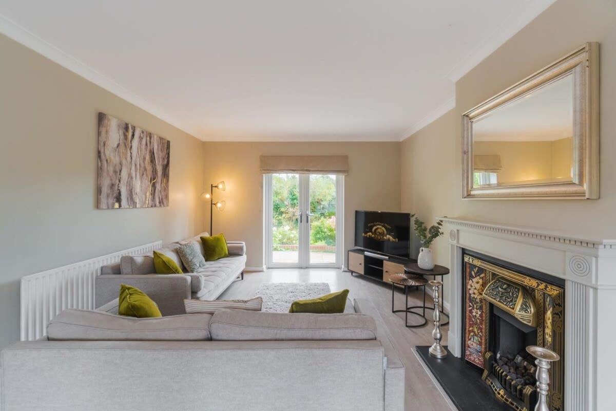 Spacious 4bed Home: Elegant Garden & Parking Casa de férias *