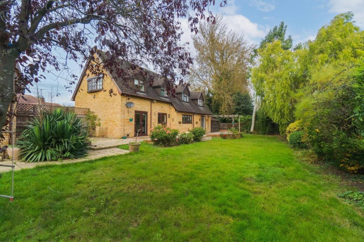 Spacious 4bed Home: Elegant Garden & Parking * Windsor