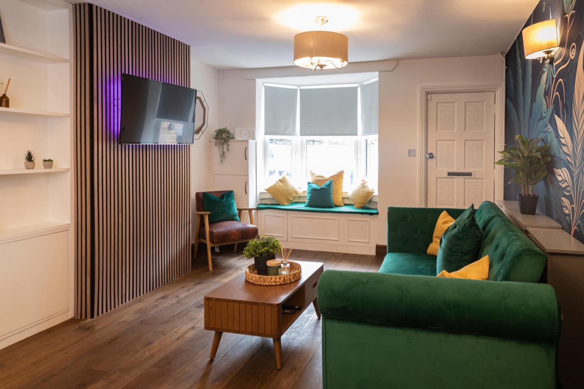 Royal Retreat & Lego With Free Parking! Holiday home