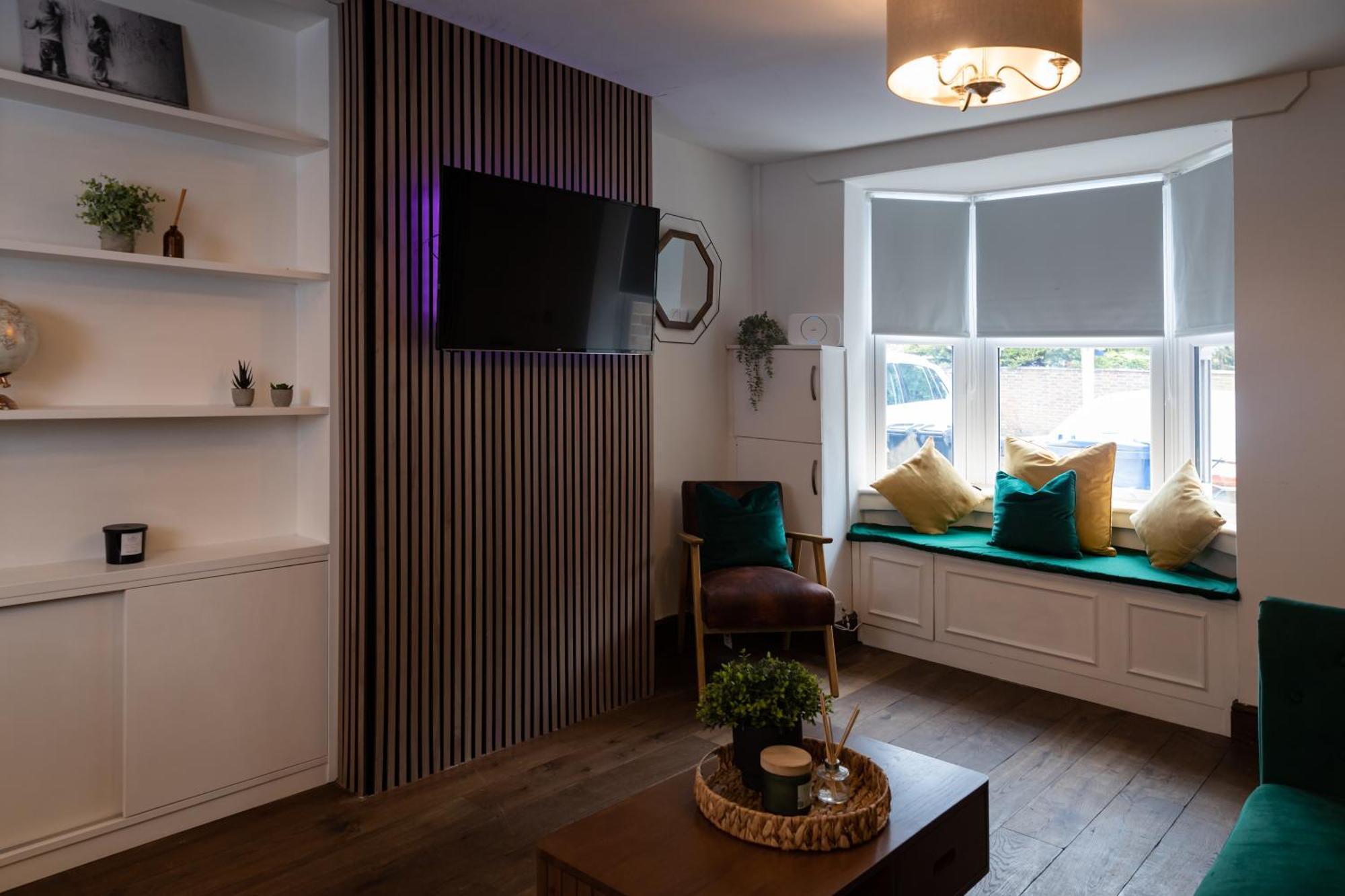 Royal Retreat & Lego With Free Parking! * Windsor