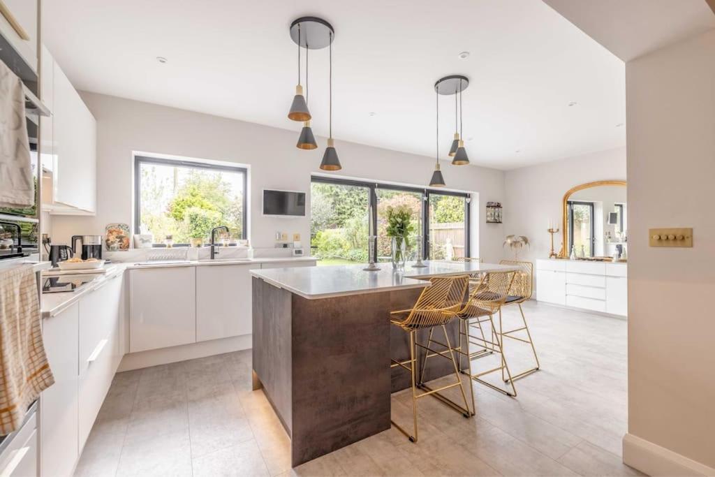 Charm : Spacious 3-bed, Parking & Garden