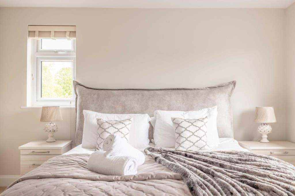 Charm : Spacious 3-bed, Parking & Garden Windsor