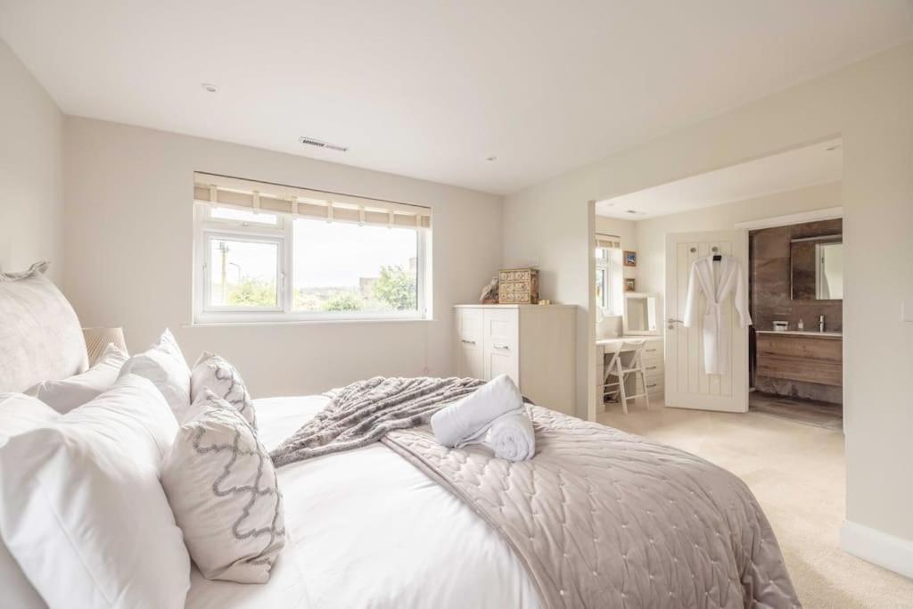 Charm : Spacious 3-bed, Parking & Garden