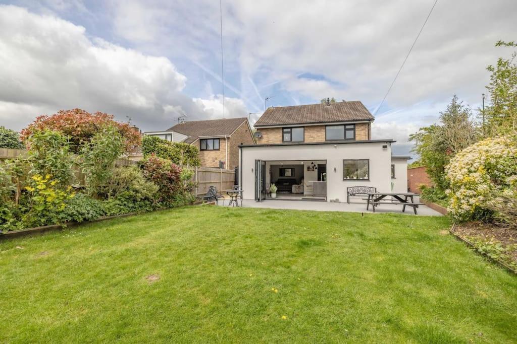 Holiday home Charm : Spacious 3-bed, Parking & Garden *