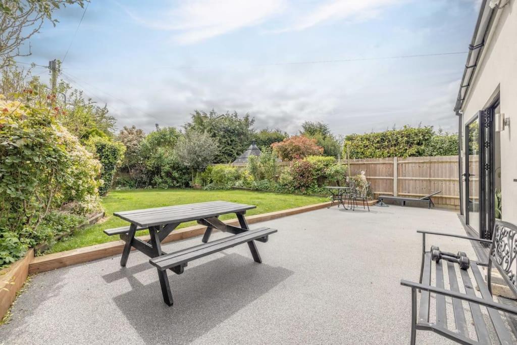 Charm : Spacious 3-bed, Parking & Garden Holiday home *