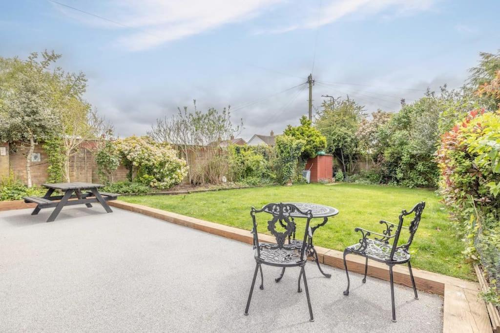 Charm : Spacious 3-bed, Parking & Garden Holiday home Windsor