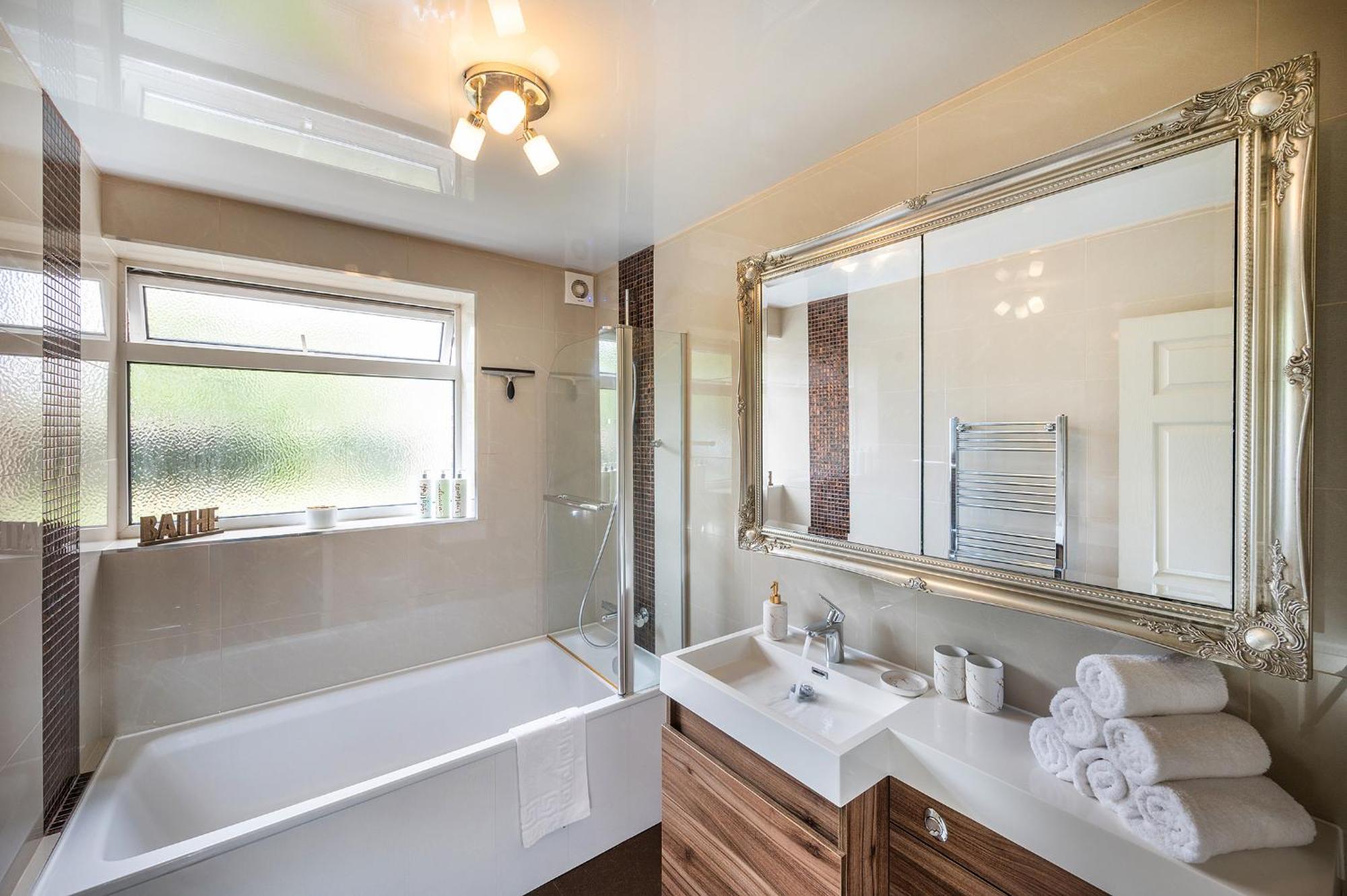 Apartment La Casa - Spacious Ground Floor 2-bedroom With Free Parking Windsor