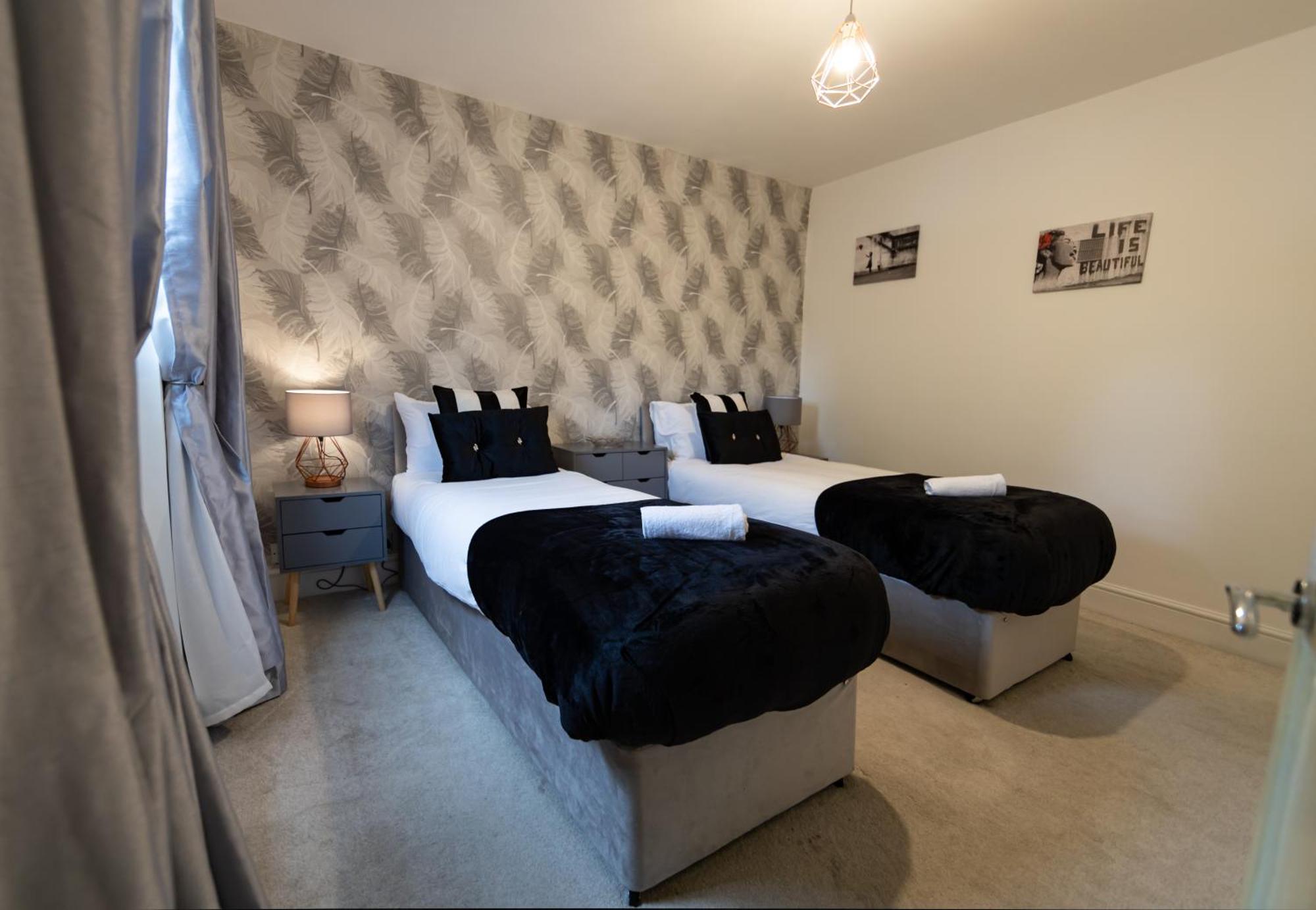 Royal Retreat & Lego With Free Parking! Holiday home
