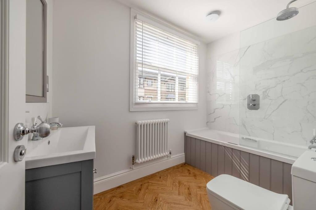 In Style With Castle Views, Prime Spot Apartment Windsor