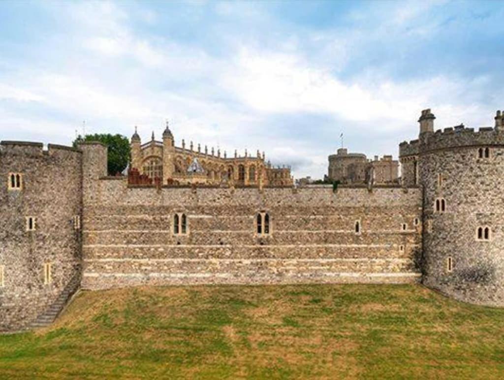 H & G Opposite Castle Windsor