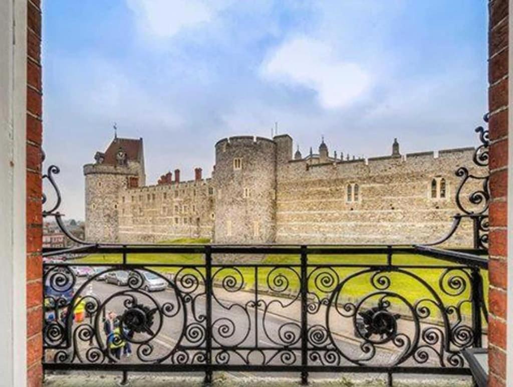 H & G Opposite Castle