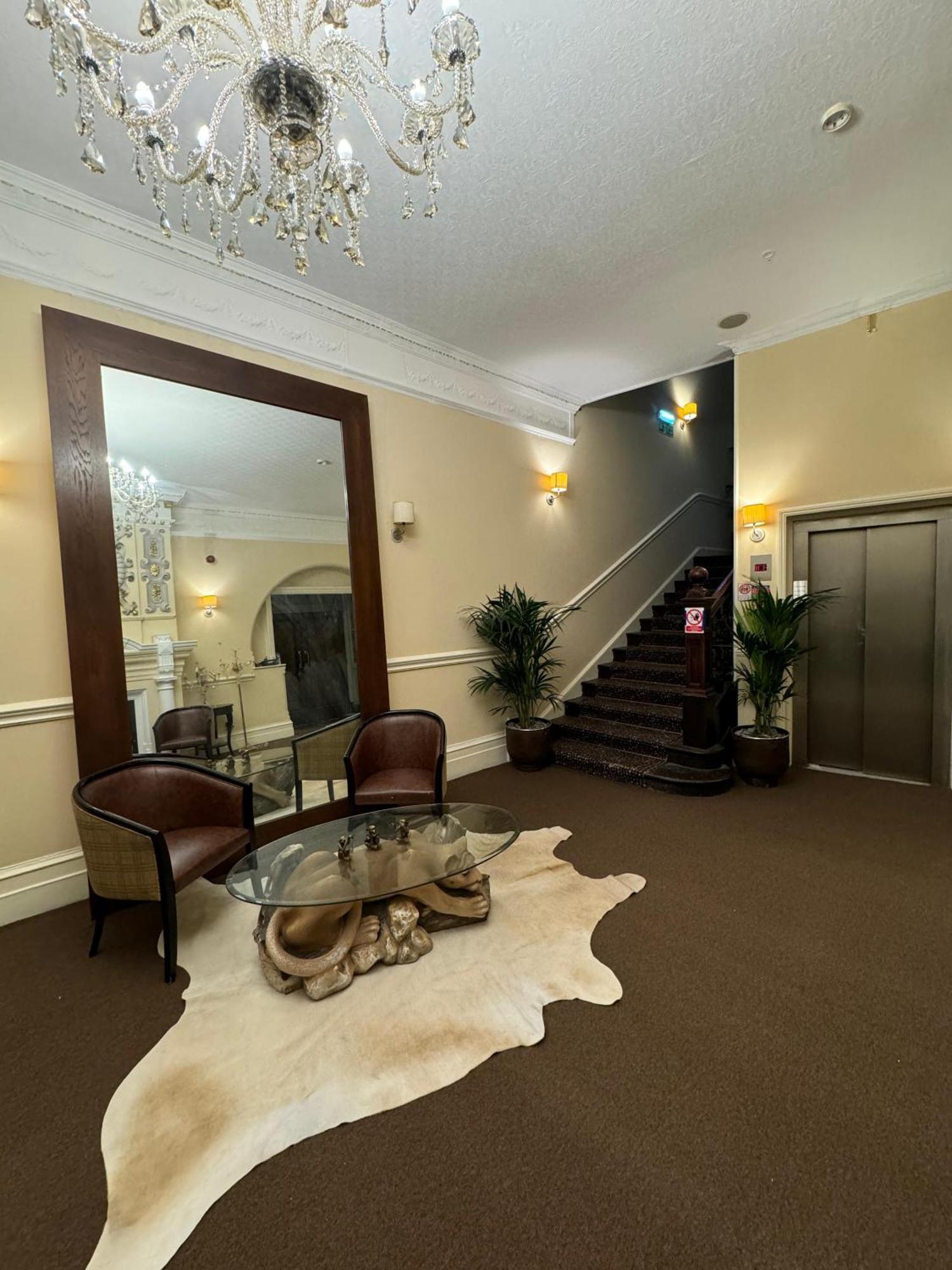 H & G Opposite Castle Hotel 4*