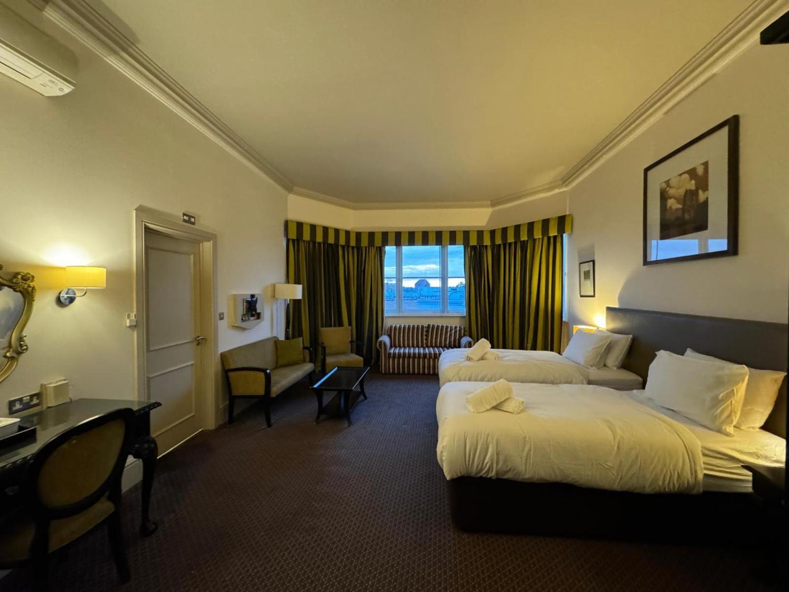 H & G Opposite Castle Hotel 4*