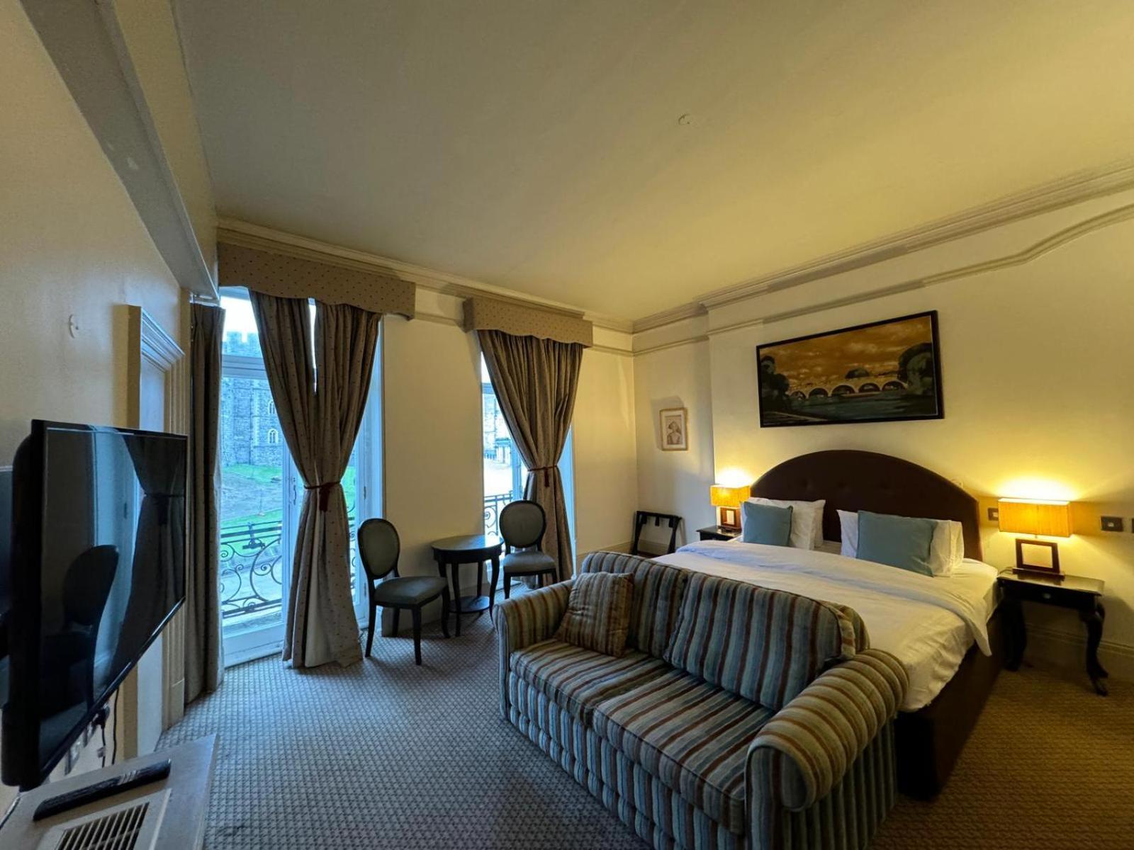 H & G Opposite Castle Hotel 4*