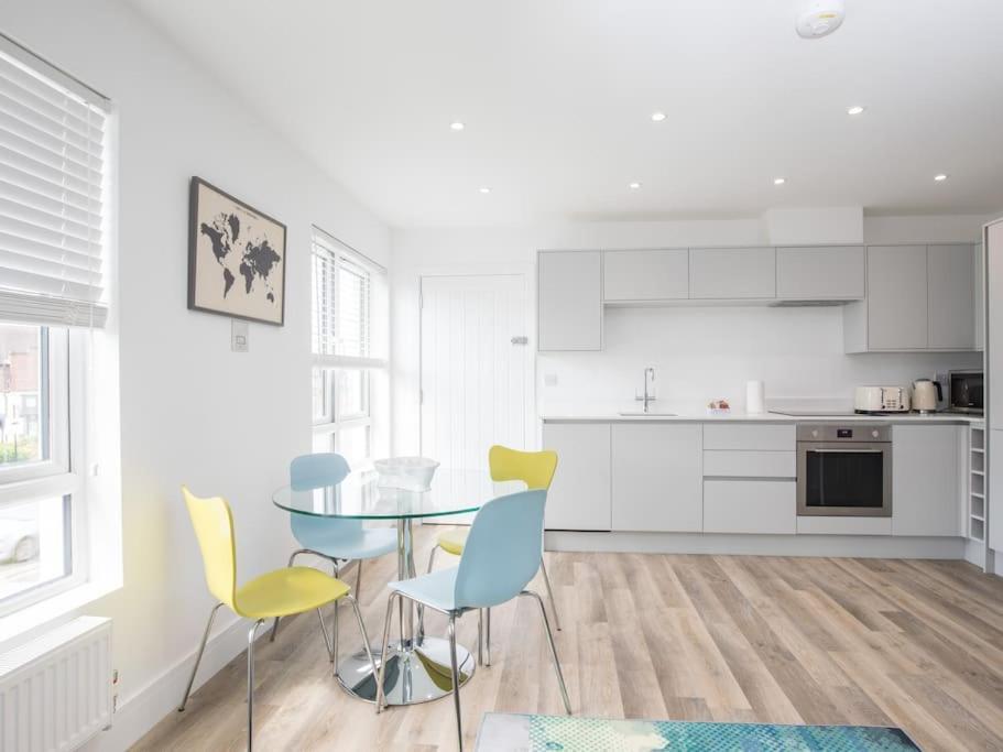 Entr - Modern In Windsor