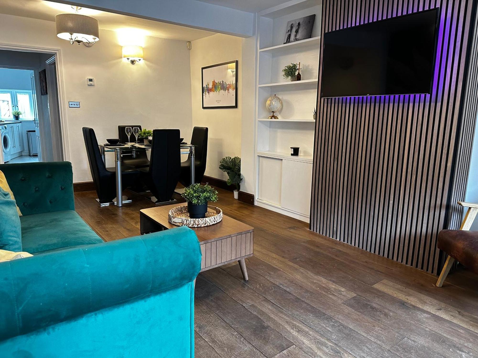 Vibrant House In Free Parking *