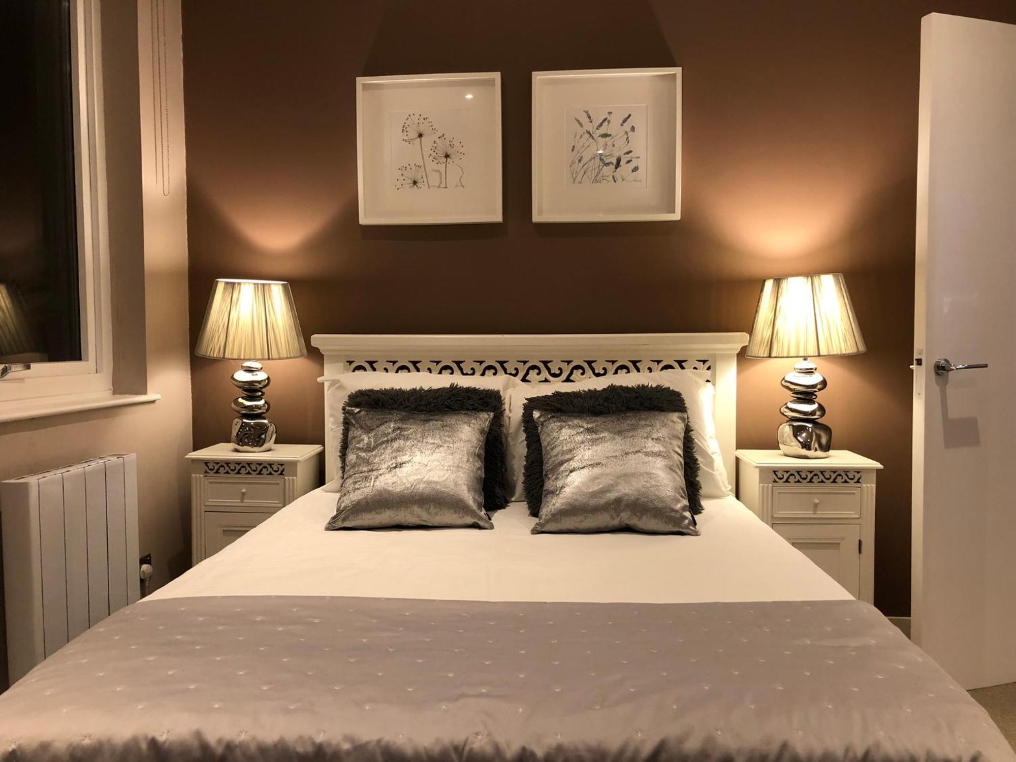 The Courtyard 2 Bedroom Apartments In Central Windsor With Parking