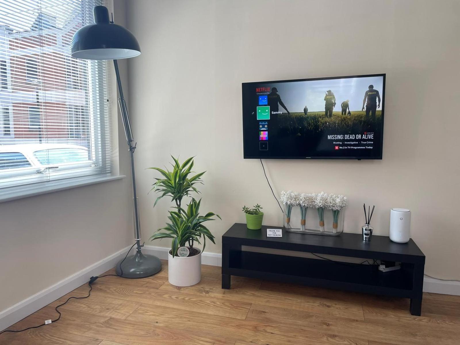 The Courtyard 2 Bedroom Apartments In Central Windsor With Parking Apartment *