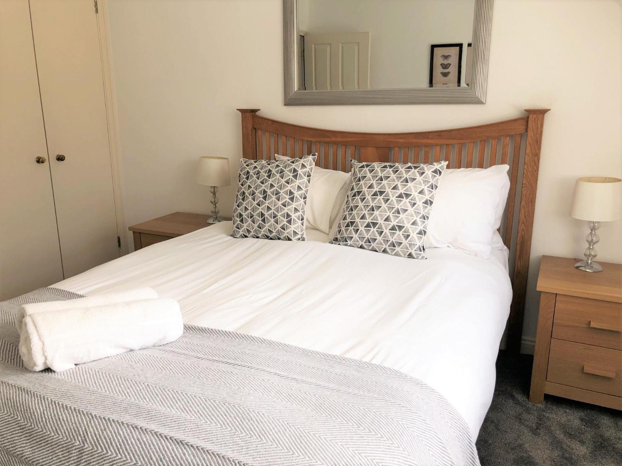 Alexandra Court One Bedroom Central Windsor Flats With Parking * Windsor