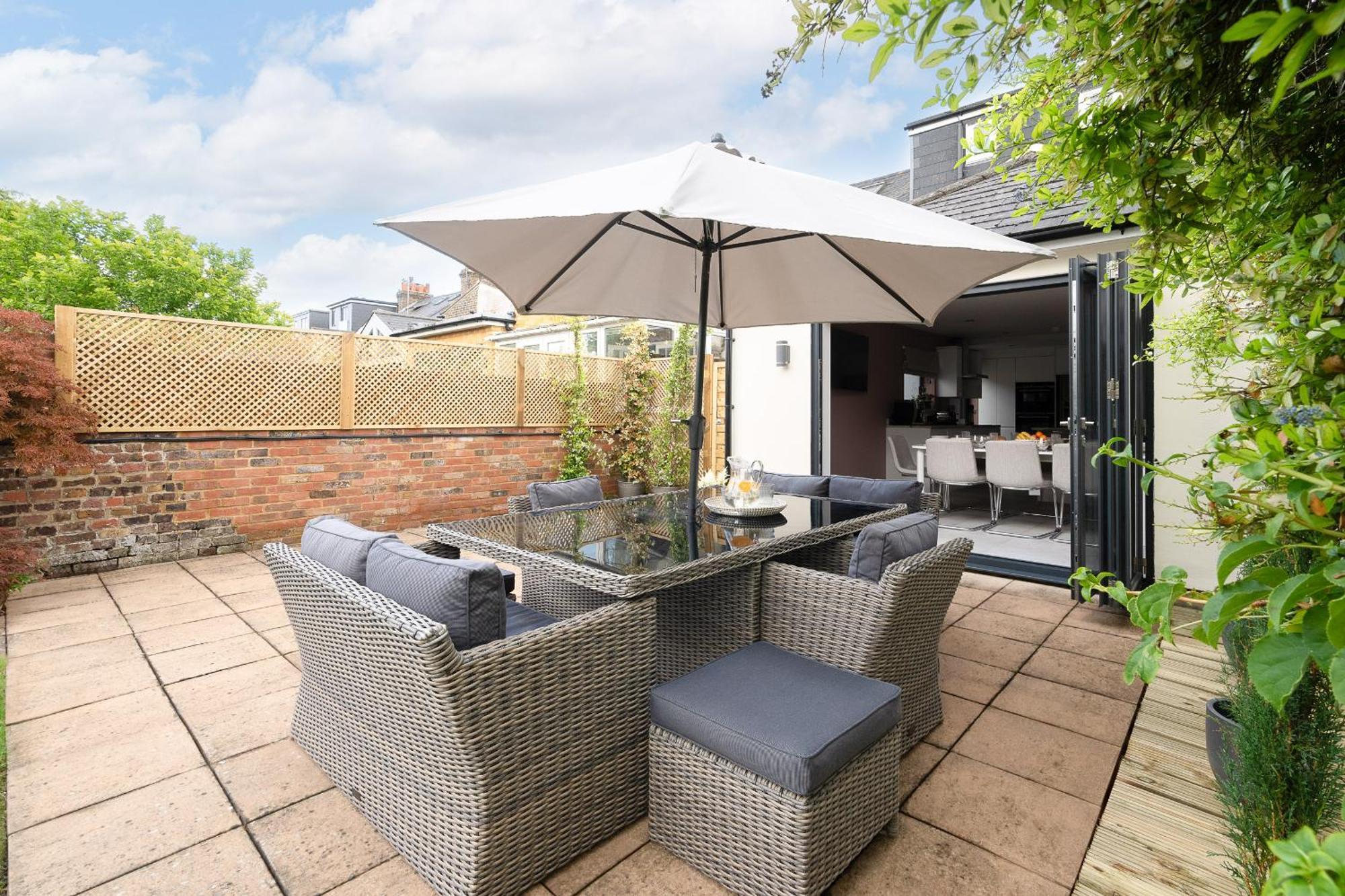 Luxury Family In With Large Garden, Games Room, Office, Parking & Pet-friendly * Windsor