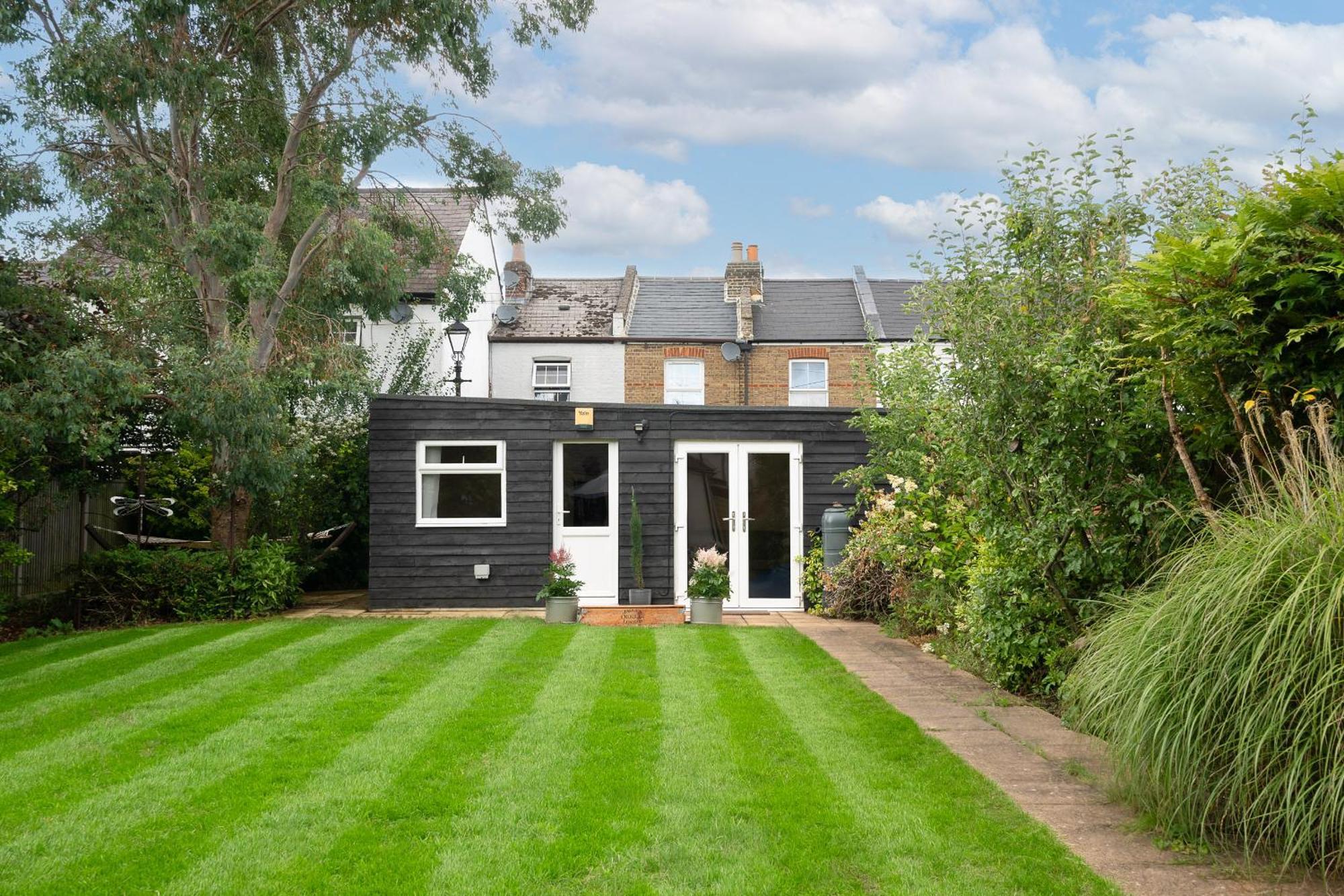 Holiday home Luxury Family In With Large Garden, Games Room, Office, Parking & Pet-friendly *